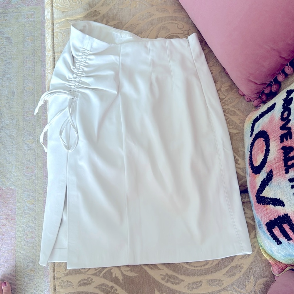 White faux leather pencil skirt - size M